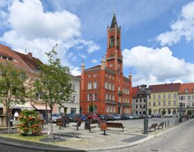 Marktplatz mit rotem Rathaus im Sommer