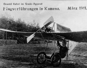 Schwarzweiß Fotografie einer Flugvorführung von Oswald Kahnt 1911