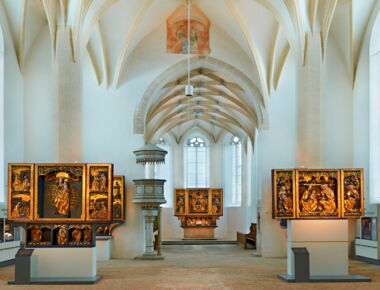 Innenraum der Klosterkirche St. Annen mit 5 Schnitzaltären