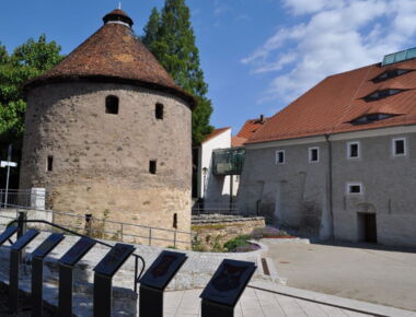 Malzhausplatz mit Pichschuppen im Frühling. Rückansicht des Stadtgeschlichen Museums im Kamenzer Malzhaus. Eine Glasbrücke verbindet das Malzhaus mit dem Museum der Westlausitz. Beispiel für Sehenswürdigkeit in Kamenz.