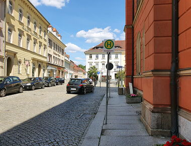 Haltestelle an der Zwingerstraße neben dem Kamenzer Rathaus. Haltestellenschild mit Aufschrift Sonderfahrt. Haltestellen-Beispiel für Reisebusse. 