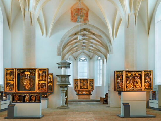 Innenraum der Klosterkirche St. Annen mit 5 Schnitzaltären