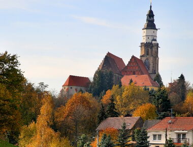 Idyllische Stadtansicht vom Herrental aus. Blick auf die Hauptkirche und die Katechismuskirche. Eine Herbstaufnahme mit Bäumen und Wohnhäusern im Vordergrund.. 