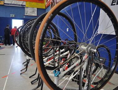 Eine Reihe auf dem Kopf stehender Fahrräder zum UCI Radball-Weltcup in Kamenz. Sinnbild für externe Veranstaltungen. Beispielbild für Unterstützung Projekte Dritter.. 