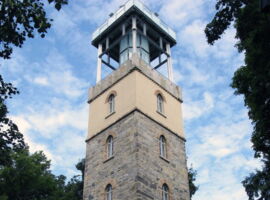 Blick von unten auf den Lessing-Turm welcher sich auf dem Hutberg befindet