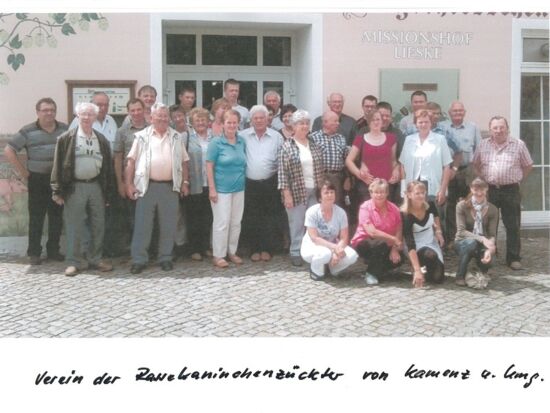 Gruppenfoto des Vereins der Rassekaninchenzüchter mit dem Partnerverein Alzey (2012)