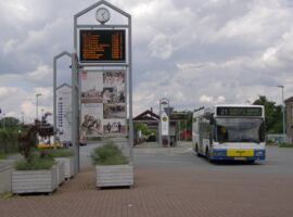 Ansicht vom Kamenzer Busbahnhof mit verschiedenen Bushaltestellen und haltenden Bussen als Beispiel für einen Anreisemöglichkeit mit dem Öffentlichen Personen-Nahverkehr (ÖPNV). Der Bushbahnhof ist eine zentrale Haltestelle in der Kamenzer Innenstadt.