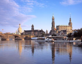 Blick von der Elbe auf die Silhouette von Dresden mit Frauenkirche, Brühlsche Terasse und Hofkirche