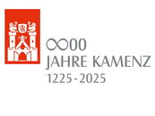 Logo zum Stadtjubiläum 800 Jahre Kamenz in den Stadtfarben Rot und Grau. Links das Logo der Stadt mit Türmern und Horn. Rechts die Aufschrift 800 Jahre Kamenz, 1225 - 2025. 