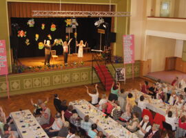 Frühlingsseniorenfest in Kamenz. Veranstaltung im großen Feiersaal des Hotel Stadt Dresden. Zahlreiche Senioren sitzen an Kaffetischen und feiern, während auf der Bühne Programm vorgeführt wird. Beispielbild für Seniorenveranstaltung.