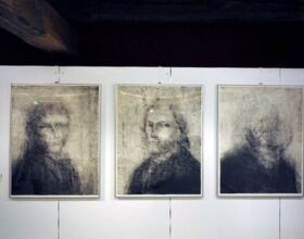 Auf diesem Foto sind drei gerahmte Kaltnadelradierungen der Künstlerin Claudia Berg abgebildet. Die Radierungen waren zur Sonderausstellung nebeneinander im Malzhaus Kamenz ausgestellt. Das Bild ist ein Beispiel für Ausstellungen im Kamenzer Malzhaus.