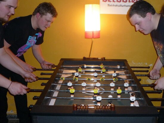 Jugendliche beim Kickern im Safe