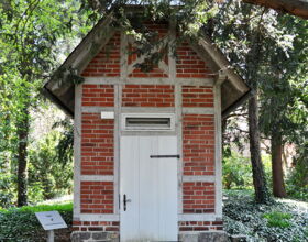 Wilhelm-Weisse-Garten mit Brunnenhaus