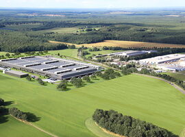 Daimler beginnt mit dem Bau einer zweiten Batteriefabrik bei der ACCUMOTIVE am Standort Kamenz. Die Produktions- und Logistikfläche wird mit der neuen Fabrik auf rund 80.000 m2 vervierfacht. © Daimler AG. 