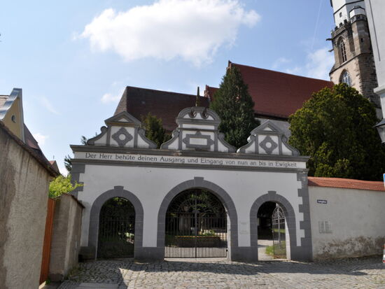 Eingangsportal der Hauptkirche mit dem Spruch: "Der Herr behüte deinen Ausgang und Eingang von nun an bis in Ewigkeit". 