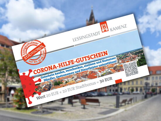 Corona-Hilfe-Gutschein vor Hintergrund Rathaus und Marktplatz. 