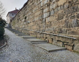 Blick von der Wallstraße aus hinauf entlang der Mönchsmauer