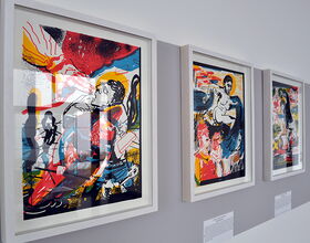 Dieses Bild zeigt drei bunte jeweils eingerahmte Assisi-Illustrationen, die in der Galerie des Sakralmuseums Sankt Annen nebeneinander ausgestellt waren. Das Bild ist ein Ausstellungsbeispiel.. 