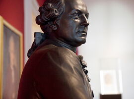 Innenansicht des Kamenzer Lessing-Museums mit Lessing-Skulptur im Vordergrund. Beispielbild für die Dauerausstellung im Lessing-Museum und als Beispiel des Museumswesens in Kamenz.. 