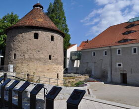 Malzhausplatz mit Pichschuppen im Frühling. Rückansicht des Stadtgeschlichen Museums im Kamenzer Malzhaus. Eine Glasbrücke verbindet das Malzhaus mit dem Museum der Westlausitz. Beispiel für Sehenswürdigkeit in Kamenz.. 