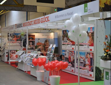 Messestand der Stadt Kamenz bei Gewerbe-/ Standortmesse. Beispiel für Messen und Präsenationen des Stadtmarketing. Ein Stand mit Plakaten, Broschürenaufstellern, Messetischen und Luftballons.. 