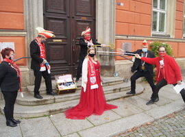Übergabe Stadtkasse durch OB an KKC vor dem Rathaus. 