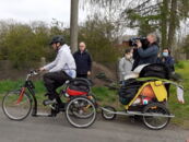 Enrico Wenzel auf dem Rad beim Start zu seiner Fahrradtour