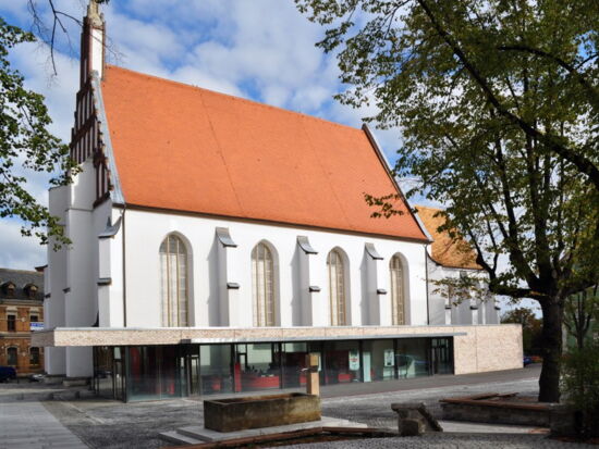 seitlicher Blick auf Kamenz-Information und Klosterkirche St. Annen, Schulplatz und Brunnen im Vordergrund