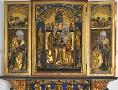 Ansicht des Annenaltars in der Klosterkirche St. Marien / Sakralmuseum. Ein sehr eindrucksvoller und verzierter Schnitzaltar mit heiligen Figuren und Goldornamenten.