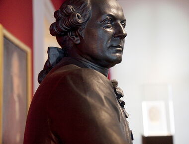 Innenansicht des Kamenzer Lessing-Museums mit Lessing-Skulptur im Vordergrund. Beispielbild für die Dauerausstellung im Lessing-Museum und als Beispiel des Museumswesens in Kamenz.. 