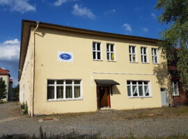 Hostel jo-si Gebäude mit Eingangstür und Schild an der Wand.