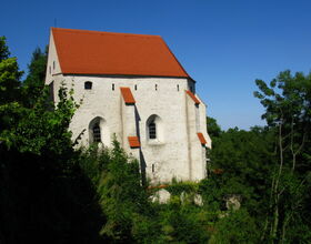 Katechismuskirche von Außen Kamenz im Sommer, grüner Wald und blauer Himmel. 
