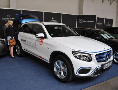 Hybrid-Dienst-Kfz der Stadt Kamenz mit Standortwerbung zur Kampagne E-Mobilität darauf. Sinnbild für die Werbekampagne KAMENZ – THE PLACE TO [E] als Beispiel für Kampagnenarbeit.. 