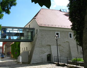 Rückansicht Malzhaus mit Glasbrücke als Übergang zum Museum der Westlausitz. 