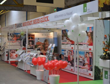 Messestand der Stadt Kamenz bei Gewerbe-/ Standortmesse. Beispiel für Messen und Präsenationen des Stadtmarketing. Ein Stand mit Plakaten, Broschürenaufstellern, Messetischen und Luftballons.