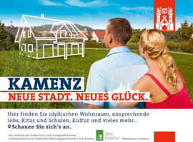 Beispiel Titelbild der Kamenzer Standortkampagne. Ein Paar sitzt auf einer Wiese und sieht sich ein virtuelles Planhaus an. Beispiel für Bauen und Wohnen in Kamenz. Aufschrift Hier finden Sie idyllischen Wohnraum, ansprechende Jobs, Kitas, Schulen uvm.