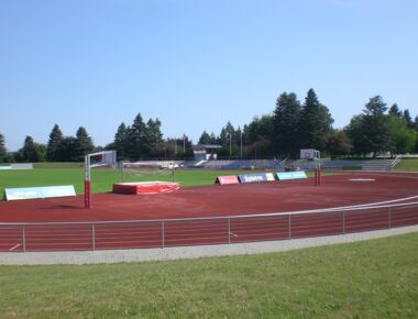 Die Stadion der Jungend Sportstätte in Kamenz. Ein großer Sportplatz mit Rennbahnen, Fußballfeld, Basketballkörben, Sprungmatte und Grünflächen um den Sportplatz. Beispielbild für Sportplätze in Kamenz.