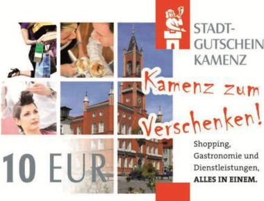 Ansicht des Kamenzer Stadtgutscheins mit der Aufschrift "Kamenz zum Verschenken!" Shopping, Gastronomie und Dienstleistungen, alles in einem." Enthält symbolische Abbildungen vom Kamenzer Rathaus, von Einkaufsszenen und von Modenschau.