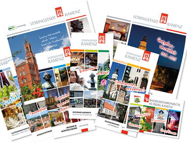 Eine Auswahl an Broschüren der Kamenz-Information, wie ein Stadtrundgang-Flyer, die Imagebroschüre, Buchbare Angebote, Museumsführer, Gastronomieverzeichnis und Übernachungsverzeichnis. Beispiel für Angebot der Kamenz-Information.. 