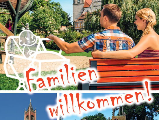 Titelbild des Flyers zum Kamenzer Online-Familienwegweiser. Verschiedene Familien-Ansichten wie Eltern mit Baby im Kinderwagen, Kinder vor dem Kamenzer Rathaus, Kinder beim Turnen beim Forstfest und auf dem Spielplatz. QR-Code, der zur Webseite leitet