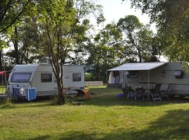 Campingplatz Deutschbaselitz - zwei Campingwagen im Sommer
