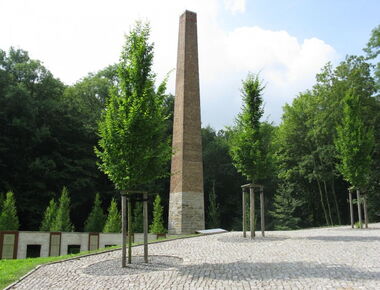 Gedenkstätte Herrental - Außenlager des KZ Groß-Rosen von 1944. Schornstein des ehemaligen Gebäudes sowie Gedenktafeln mit den Namen der Verstorbenen.. 