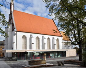 seitlicher Blick auf Kamenz-Information und Klosterkirche St. Annen, Schulplatz und Brunnen im Vordergrund