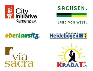 Sechs Logos von Vereinen und Verbänden, mit denen das Kamenzer Stadtmarketing zusammenarbeit, wie die City-Initiative Kamenz, Tourismus Sachsen, Oberlausitz, Dresdner Heidebogen, Via Sacra und Krabat e.V. Beispiel für Tätigkeit des Stadtmarketings.. 