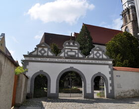 Eingangsportal der Hauptkirche mit dem Spruch: "Der Herr behüte deinen Ausgang und Eingang von nun an bis in Ewigkeit". 