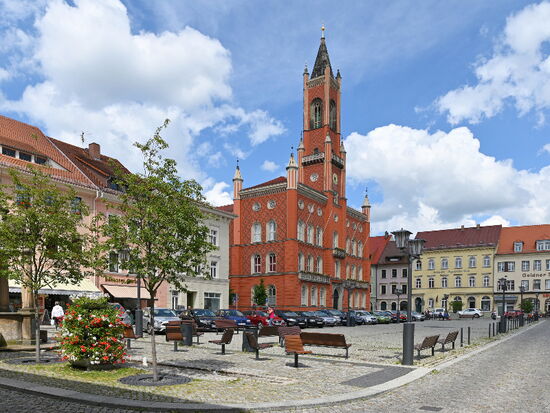 Marktplatz mit rotem Rathaus im Sommer. 