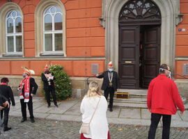Vertreter des KKC versammeln sich vor dem Rathaus. 
