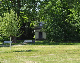 Bönischpark mit Mausoleum im Sommer. 