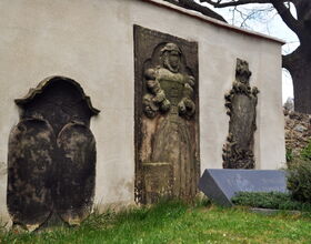 Eingelassene Grabplatten in einer Wand auf dem Friedhof. 