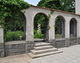 Volkspark Eingang Lessing-Museum mit Fabelfiguren. 